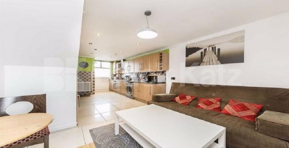 			UNDER OFFER  , 3 Bedroom, 1 bath, 1 reception Apartment			 Deverell street, Borough